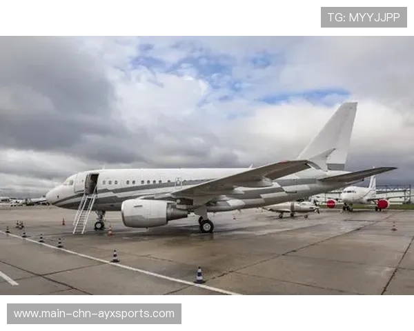 莱万豪华私人飞机内景曝光，球迷直呼看不起