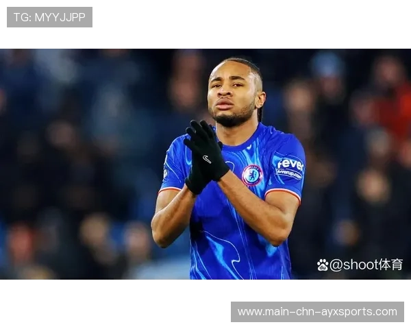 切尔西肋部渗透打穿防线,恩昆库射门稍高 切尔西肋部渗透打穿防线,恩昆库射门稍高