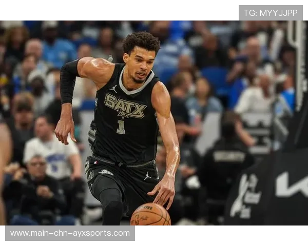 文班亚马长臂封盖，圣安东尼奥禁区直接立起屏障