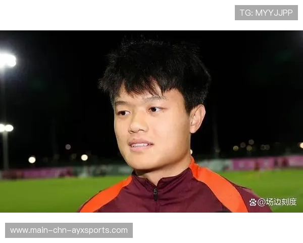 上海海港杨希贴地斜传，肋部插上形成绝佳机会