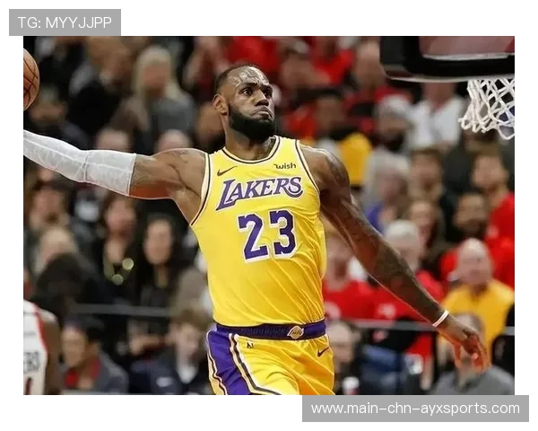 詹姆斯参与青少年篮球营,现场教学画面感人