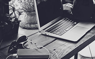 上海女足豪取三连胜，超级联赛中暂居榜首，上海女足俱乐部