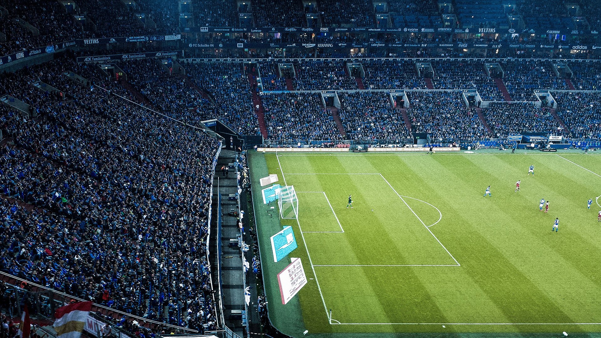 “青少年足球联赛吸引来自全国的数百支代表队”，青少年足球俱乐部联赛